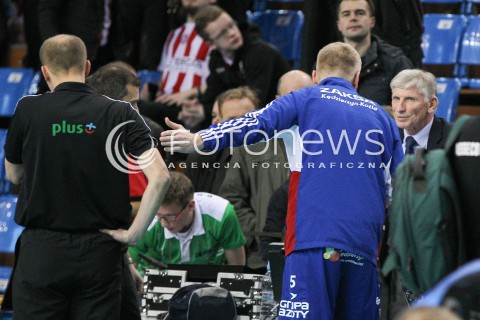  04.01.2015 RZESZOW <br />SIATKOWKA PLUS LIGA 2014/2015 MEN VOLLEYBALL POLAND POLISH PLUSLIGA LEAGUE SEASON 2014/2015 <br />MECZ ASSECO RESOVIA RZESZOW - ZAKSA KEDZIERZYN KOZLE<br />N/Z PAWEL ZAGUMNY DYSKUSJE Z SEDZIAMI PO MECZU SEDZIOWIE STOLIK SEDZIOWSKI SEDZIA<br /> 