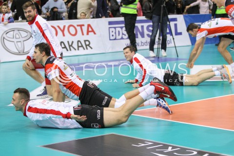  04.01.2015 RZESZOW <br />SIATKOWKA PLUS LIGA 2014/2015 MEN VOLLEYBALL POLAND POLISH PLUSLIGA LEAGUE SEASON 2014/2015 <br />MECZ ASSECO RESOVIA RZESZOW - ZAKSA KEDZIERZYN KOZLE<br />N/Z RADOSC CIESZYNKA SIATKARZY ASSECO RESOVIA PO WYGRANEJ WYGRANA ZWYCIESTWO PAUL LOTMAN DAWID DRYJA RAFAL BUSZEK FABIAN DRZYZGA <br /> 