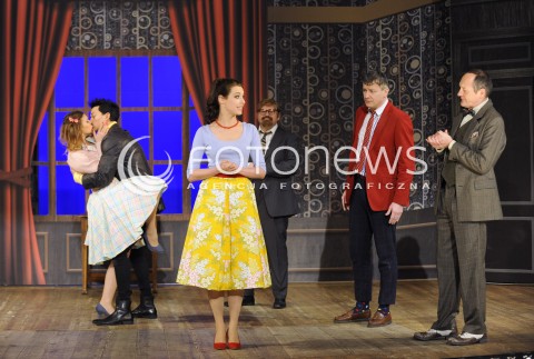  05.01.2015 WARSZAWA<br />PROBA MEDIALNA SPEKTAKLU CZLOWIEK DWOCH SZEFOW W TEATRZE KOMEDIA<br />N/Z KLAUDIA HALEJCIO RAFAL CIESZYNSKI ROBERT OSTOLSKI JULIA KAMINSKA WOJCIECH MAJCHRZAK TOMASZ DEDEK<br /> 