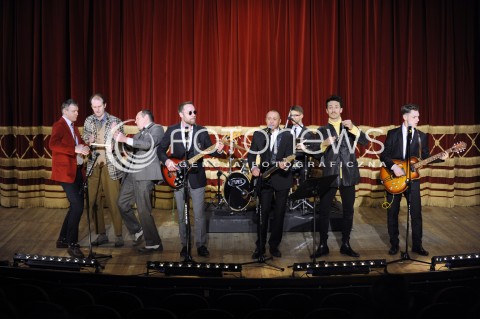  05.01.2015 WARSZAWA<br />PROBA MEDIALNA SPEKTAKLU CZLOWIEK DWOCH SZEFOW W TEATRZE KOMEDIA<br />N/Z RAFAL CIESZYNSKI ROBERT OSTOLSKI WOJCIECH MAJCHRZAK LUKASZ NOWICKI TOMASZ DEDEK MACIEJ RADEL RAFAL RUTKOWSKI TOMASZ DUTKIEWICZ<br /> 