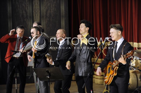  05.01.2015 WARSZAWA<br />PROBA MEDIALNA SPEKTAKLU CZLOWIEK DWOCH SZEFOW W TEATRZE KOMEDIA<br />N/Z RAFAL CIESZYNSKI WOJCIECH MAJCHRZAK LUKASZ NOWICKI MACIEJ RADEL TOMASZ DUTKIEWICZ<br /> 