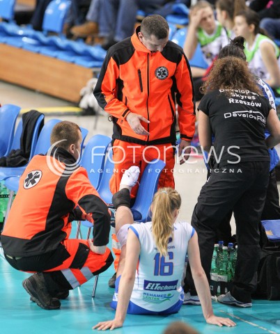  05.01.2015 RZESZOW<br />SIATKOWKA ORLEN LIGA 2014/2015 WOMEN VOLLEYBALL POLAND POLISH ORLENLIGA LEAGUE SEASON 2014/2015<br />MECZ DEVELOPRES SKYRES RZESZOW - IMPEL WROCLAW<br />N/Z EMILIA MUCHA BOL URAZ KONTUZJA<br /> 