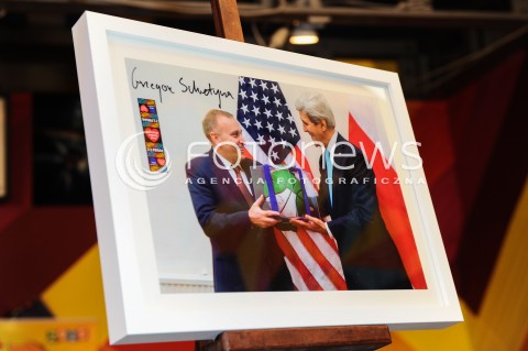  11.01.2015 WARSZAWA TVP2<br />23 FINAL WIELKIEJ ORKIESTRY SWIATECZNEJ POMOCY<br />N/Z ZDJECIE NA AUKCJE WOSP GRZEGORZ SCHETYNA VICE PREZYDENT USA <br /> 