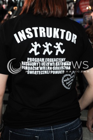  11.01.2015 WARSZAWA TVP2<br />23 FINAL WIELKIEJ ORKIESTRY SWIATECZNEJ POMOCY<br />N/Z INSTRUKTOR PIERWSZEJ POMOCY KOSZULKA<br /> 