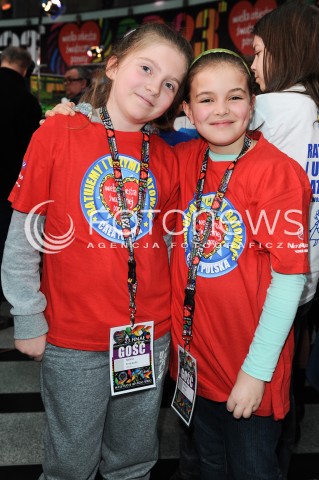  11.01.2015 WARSZAWA TVP2<br />23 FINAL WIELKIEJ ORKIESTRY SWIATECZNEJ POMOCY<br />N/Z DZIEWCZYNKI WOLONTARIUSZE KWESTUJACY<br /> 