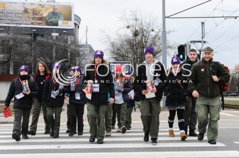  11.01.2015 WARSZAWA TVP2<br />23 FINAL WIELKIEJ ORKIESTRY SWIATECZNEJ POMOCY<br />N/Z WOLONTARIUSZE KWESTA KWESTUJACY<br /> 