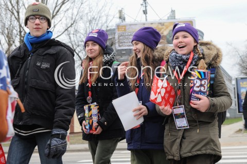  11.01.2015 WARSZAWA TVP2<br />23 FINAL WIELKIEJ ORKIESTRY SWIATECZNEJ POMOCY<br />N/Z WOLONTARIUSZE KWESTA KWESTUJACY<br /> 