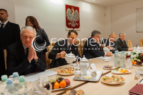  12.01.2015 WARSZAWA<br />POSIEDZENIE RADY BEZPIECZENSTWA NARODOWEGO<br />N/Z JAROSLAW GOWIN RADOSLAW SIKORSKI PREZYDENT RP BRONISLAW KOMOROWSKI STANISLAW KOZIEJ<br /> 
