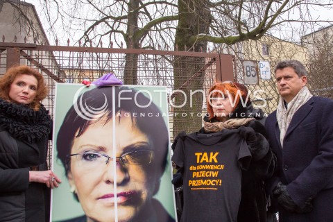  30.01.2015 LODZ<br />WIZYTA JANUSZA PALIKOTA W LODZI <br />APEL O PRZYJECIE KONWENCJI  PRZECIW PRZEMOCY W RODZINIE <br />N/Z JANUSZ PALIKOT MALGORZATA PROKOP - PACZKOWSKA PLAKAT EWA KOPACZ<br /> 