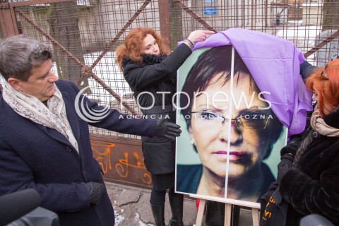  30.01.2015 LODZ<br />WIZYTA JANUSZA PALIKOTA W LODZI <br />APEL O PRZYJECIE KONWENCJI  PRZECIW PRZEMOCY W RODZINIE <br />N/Z JANUSZ PALIKOT MALGORZATA PROKOP - PACZKOWSKA PLAKAT EWA KOPACZ<br /> 