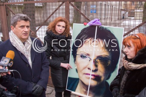  30.01.2015 LODZ<br />WIZYTA JANUSZA PALIKOTA W LODZI <br />APEL O PRZYJECIE KONWENCJI  PRZECIW PRZEMOCY W RODZINIE <br />N/Z JANUSZ PALIKOT MALGORZATA PROKOP - PACZKOWSKA PLAKAT EWA KOPACZ<br /> 