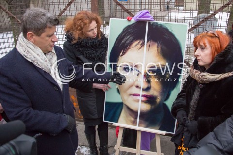  30.01.2015 LODZ<br />WIZYTA JANUSZA PALIKOTA W LODZI <br />APEL O PRZYJECIE KONWENCJI  PRZECIW PRZEMOCY W RODZINIE <br />N/Z JANUSZ PALIKOT MALGORZATA PROKOP - PACZKOWSKA PLAKAT EWA KOPACZ<br /> 