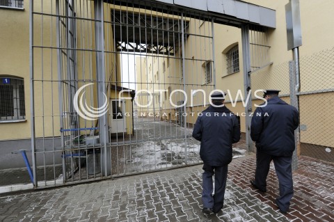  07.02.2015 WARSZAWA <br />DZIEN OTWARTY W ARESZCIE SLEDCZYM<br />N/Z POLICJANCI WCHODZĄCY DO ARESZTU<br /> 