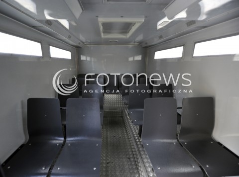  07.02.2015 WARSZAWA <br />DZIEN OTWARTY W ARESZCIE SLEDCZYM<br />N/Z WNETRZE POJAZDU DO TRANSPORT WIEZNIOW<br /> 