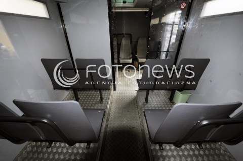  07.02.2015 WARSZAWA <br />DZIEN OTWARTY W ARESZCIE SLEDCZYM<br />N/Z WNETRZE POJAZDU DO TRANSPORT WIEZNIOW<br /> 