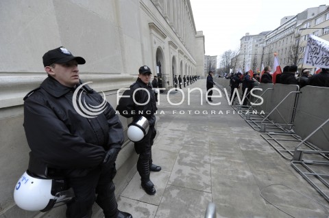  11.02.2015 WARSZAWA <br />PROTEST ROLNIKOW<br />N/Z POLICJA PRZED MINISTERSTWEM ROLNICTWA<br /> 