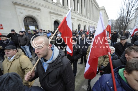  11.02.2015 WARSZAWA <br />PROTEST ROLNIKOW<br />N/Z PROTESTUJACY Z FLAGAMI<br /> 