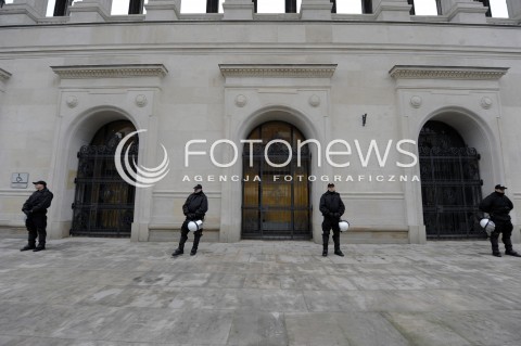  11.02.2015 WARSZAWA <br />PROTEST ROLNIKOW<br />N/Z POLICJA PRZED MINISTERSTWEM ROLNICTWA<br /> 