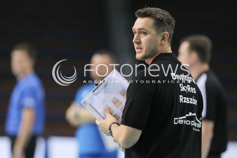  15.02.2015 RZESZOW<br />SIATKOWKA ORLEN LIGA 2014/2015 WOMEN VOLLEYBALL POLAND POLISH ORLENLIGA LEAGUE SEASON 2014/2015<br />MECZ DEVELOPRES SKYRES RZESZOW - BKS ALUPROF BIELSKO BIALA<br />N/Z MARIUSZ WIKTOROWICZ - TRENER ( HEAD COACH ) SYLWETKA <br /> 