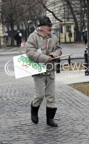  19.02.2015 WARSZAWA <br />PROTEST ROLNIKOW<br />N/Z MANIFESTANT Z TABLICA SOLIDARNOSC<br /> 
