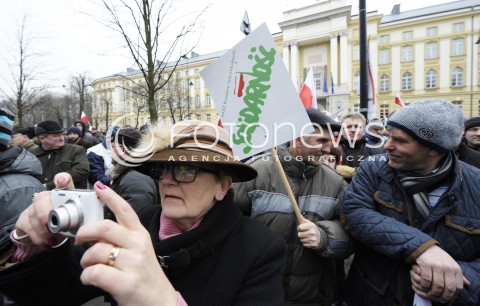  19.02.2015 WARSZAWA <br />PROTEST ROLNIKOW<br />N/Z MANIFESTANCI Z TABLICA SOLIDARNOSC<br /> 