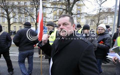  19.02.2015 WARSZAWA <br />PROTEST ROLNIKOW<br />N/Z SLAWOMIR IZDEBSKI ZACISKAJACY PIESC<br /> 