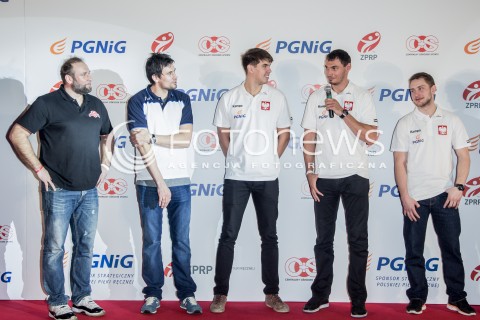 23.02.2015 WARSZAWA<br />SPOTKANIE Z BRAZOWYMI MISTRZAMI W PILCE RECZNEJ 2015 NA TORWARZE<br />N/Z ARTUR SIODMIAK MARCIN LIJEWSKI PIOTR CHRAPKOWSKI KRZYSZTOF LIJEWSKI MICHAL DASZEK<br /> 