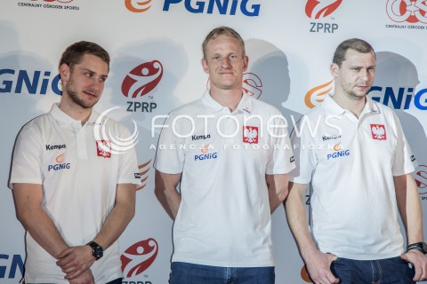  23.02.2015 WARSZAWA<br />SPOTKANIE Z BRAZOWYMI MISTRZAMI W PILCE RECZNEJ 2015 NA TORWARZE<br />N/Z ADAM WISNIEWSKI MARCIN WICHARY KAMIL SYPRZAK<br /> 