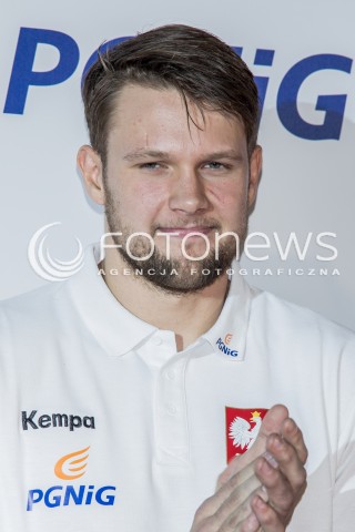  23.02.2015 WARSZAWA<br />SPOTKANIE Z BRAZOWYMI MISTRZAMI W PILCE RECZNEJ 2015 NA TORWARZE<br />N/Z KAMIL SYPRZAK<br /> 