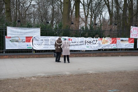  25.02.2015 WARSZAWA<br />PROTEST ROLNIKOW POD KANCELARIA PREMIER<br />N/Z TRANSPARENT<br /> 