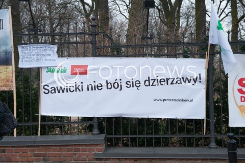 25.02.2015 WARSZAWA<br />PROTEST ROLNIKOW POD KANCELARIA PREMIER<br />N/Z TRANSPARENT<br /> 