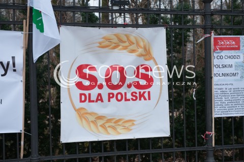  25.02.2015 WARSZAWA<br />PROTEST ROLNIKOW POD KANCELARIA PREMIER<br />N/Z TRANSPARENT<br /> 
