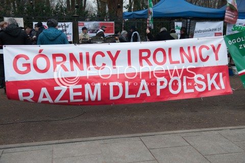 25.02.2015 WARSZAWA<br />PROTEST ROLNIKOW POD KANCELARIA PREMIER<br />N/Z TRANSPARENT<br /> 