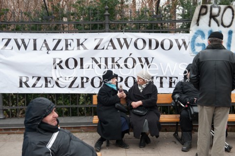  25.02.2015 WARSZAWA<br />PROTEST ROLNIKOW POD KANCELARIA PREMIER<br />N/Z STRAJKUJACY<br /> 