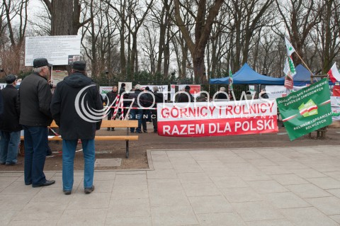  25.02.2015 WARSZAWA<br />PROTEST ROLNIKOW POD KANCELARIA PREMIER<br />N/Z STRAJKUJACY TRANSPARENT<br /> 