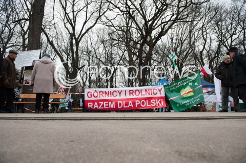  25.02.2015 WARSZAWA<br />PROTEST ROLNIKOW POD KANCELARIA PREMIER<br />N/Z STRAJKUJACY TRANSPARENT<br /> 