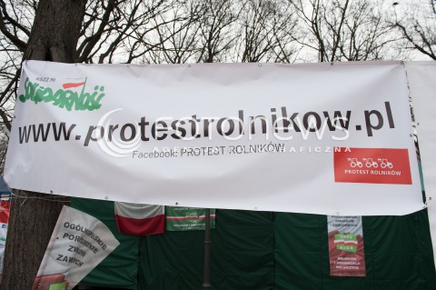  25.02.2015 WARSZAWA<br />PROTEST ROLNIKOW POD KANCELARIA PREMIER<br />N/Z TRANSPARENT<br /> 