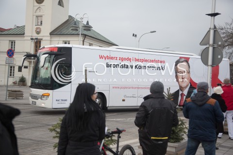 07.03.2015 PIASECZNO<br />PREZYDENT RP BRONISLAW KOMOROWSKI W PIASECZNIE<br />N/Z AUTOBUS Z PREZYDENTEM BRONISLAWEM KOMOROWSKIM WJEZDZA NA RYNEK W PIASECZNIE<br /> 