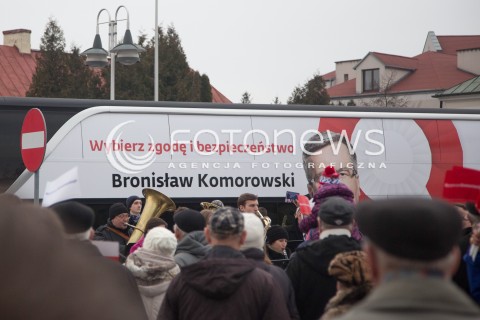  07.03.2015 PIASECZNO<br />PREZYDENT RP BRONISLAW KOMOROWSKI W PIASECZNIE<br />N/Z AUTOBUS Z PREZYDENTEM BRONISLAWEM KOMOROWSKIM WJEZDZA NA RYNEK W PIASECZNIE<br /> 