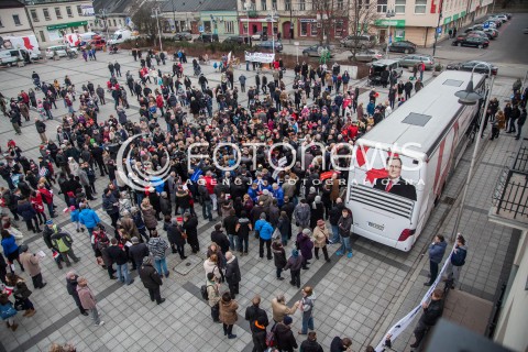  07.03.2015 PIASECZNO<br />PREZYDENT RP BRONISLAW KOMOROWSKI W PIASECZNIE<br />N/Z AUTOBUS WYBORCY NA RYNKU W PIASECZNIE<br /> 
