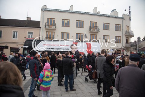  07.03.2015 PIASECZNO<br />PREZYDENT RP BRONISLAW KOMOROWSKI W PIASECZNIE<br />N/Z AUTOBUS WYBORCY NA RYNKU W PIASECZNIE<br /> 