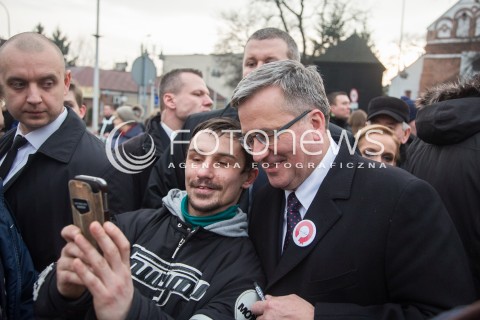  07.03.2015 PIASECZNO<br />PREZYDENT RP BRONISLAW KOMOROWSKI W PIASECZNIE<br />N/Z BRONISLAW KOMOROWSKI ROZDAJACY AUTOGRAF<br /> 