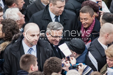  07.03.2015 PIASECZNO<br />PREZYDENT RP BRONISLAW KOMOROWSKI W PIASECZNIE<br />N/Z BRONISLAW KOMOROWSKI ROZDAJACY AUTOGRAF<br /> 