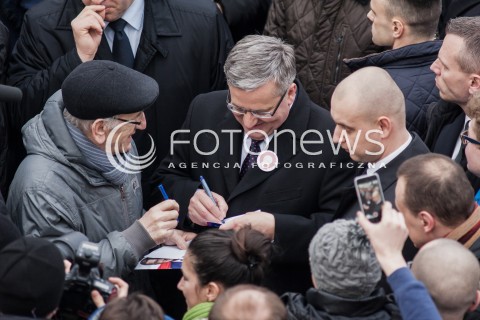  07.03.2015 PIASECZNO<br />PREZYDENT RP BRONISLAW KOMOROWSKI W PIASECZNIE<br />N/Z BRONISLAW KOMOROWSKI ROZDAJACY AUTOGRAF<br /> 