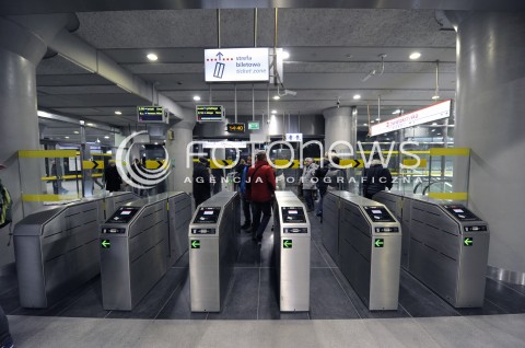  08.03.2015 WARSZAWA <br />OTWARCIE DRUGIEJ LINII METRA<br />N/Z STREFA BILETOWA KASOWNIKI<br /> 