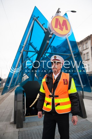  08.03.2015 WARSZAWA<br />OTWARCIE II LINI METRA <br />N/Z  WYJSCIE Z METRA PRACOWNIK ZTM<br /> 