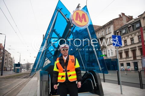  08.03.2015 WARSZAWA<br />OTWARCIE II LINI METRA <br />N/Z  WYJSCIE Z METRA PRACOWNIK ZTM<br /> 
