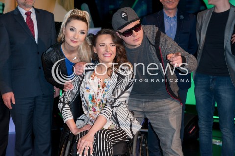  09.03.2015 WARSZAWA TVP<br />PROGRAM TVP1 SWIAT SIE KRECI<br />PREZENTACJA PIOSENKI MONIKI KUSZYNSKIEJ KTORA BEDZIE REPREZENTOWALA POLSKE NA KONKURSIE EUROWIZJI<br />N/Z MONIKA KUSZYNSKA CLEO DONATAN<br /> 