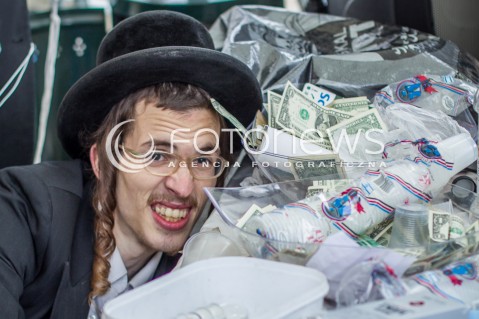  12.03.2015 LEZAJSK <br />PIELGRZYMKA CHASYDOW DO GROBU CADYKA ELIMELECHA WEISSBLUMA W LEZAJSKU W ROCZNICE JEGO SMIERCI. <br />DLA ZYDOW JEST TO JEDNO Z NAJSWIETSZYCH MIEJSC NA ZIEMI.<br /> 