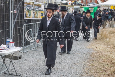  12.03.2015 LEZAJSK <br />PIELGRZYMKA CHASYDOW DO GROBU CADYKA ELIMELECHA WEISSBLUMA W LEZAJSKU W ROCZNICE JEGO SMIERCI. <br />DLA ZYDOW JEST TO JEDNO Z NAJSWIETSZYCH MIEJSC NA ZIEMI.<br /> 